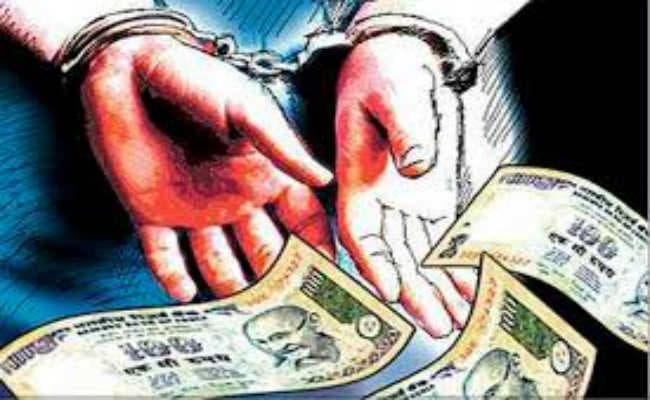 डाटा इंट्री ऑपरेटर से घूस लेते सीएस धराये
