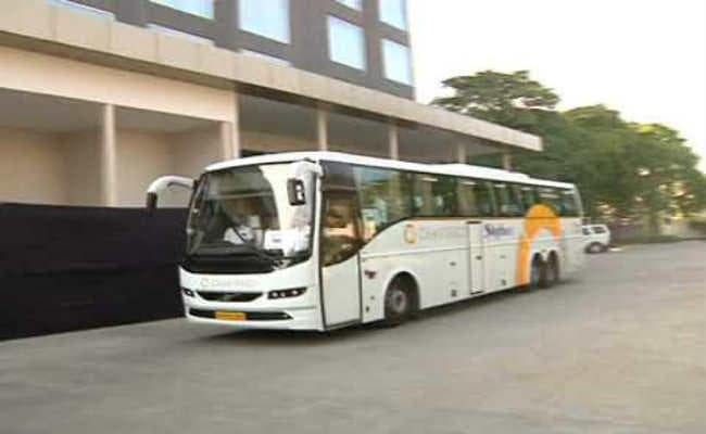 पहले टेस्ट के लिये भारत और बांग्लादेश की टीमें इंदौर पहुंचीं