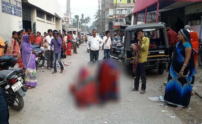 प्रसव पीड़ा से कराहती महिला ने बीच सड़क पर दिया बच्चे को जन्म