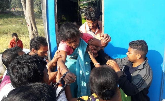 कोलेबिरा घाटी में गुप्ता बस पलटी एक दर्जन यात्री घायल