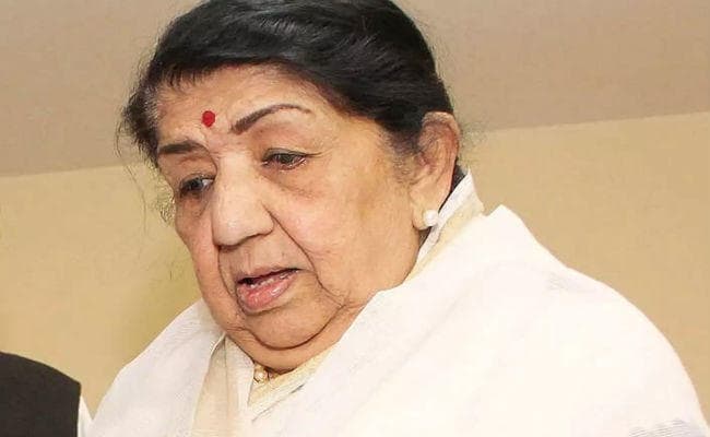 लता मंगेशकर लाइफ सपोर्ट सिस्टम पर, सुधार के बावजूद हालत गंभीर