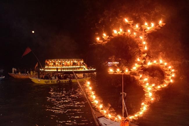 देव दीपावली पर सजी बनारस नगरी, देखें खूबसूरत तस्वीर