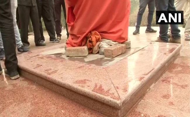 JNU में विवेकानंद की प्रतिमा के चबूतरे पर लिखा आपत्तिजनक संदेश