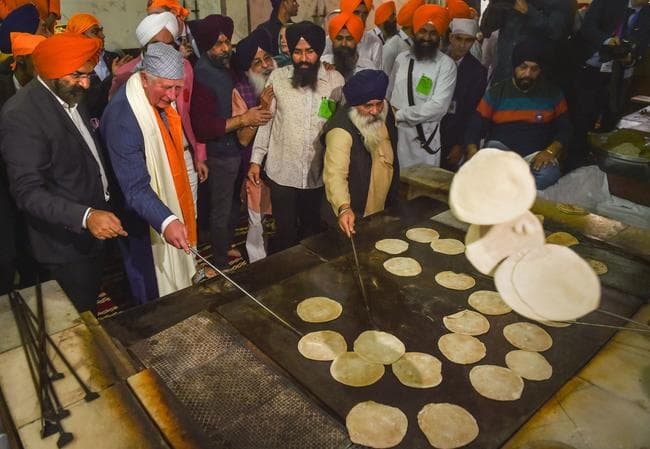 ब्रिटेन के प्रिंस चार्ल्स पहुंचे बंगला साहिब, टेका मत्था, लंगर के लिए सेंकी रोटियां