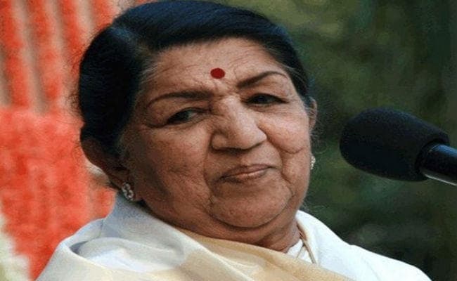लता मंगेशकर के परिवार ने कहा - दीदी स्वस्थ हैं, अफवाहों पर ध्यान न दें