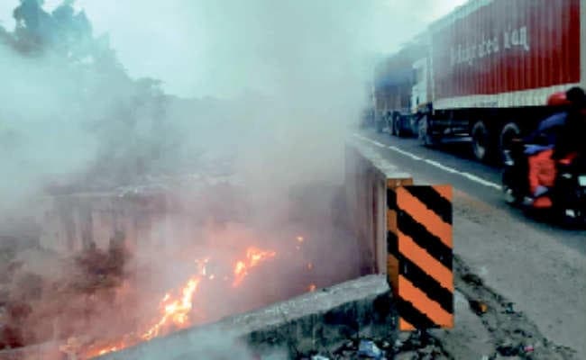 हाइवे किनारे कूड़ा में लगायी आग, विषाक्त धुआं से लोग परेशान