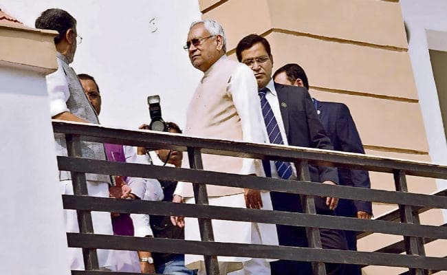 पटना : नीतीश ने डुप्लेक्स का किया मुआयना फिर 55 को सौंपी चाबी