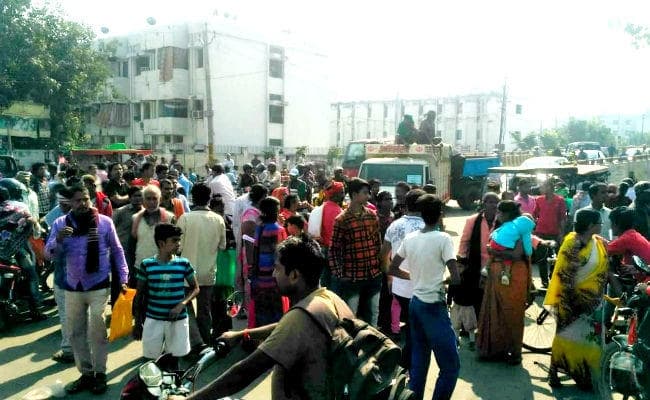 हड़ताली जूनियर चिकित्सकों ने सीनियर चिकित्सकों को काम करने से रोका, सड़क पर उतरे मरीज के परिजन