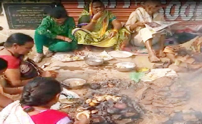 पंचकोस के अंतिम पड़ाव में बक्सर पहुंचे श्रद्धालु, चरित्रवन में लिट्टी-चोखा खाकर पूरी की परिक्रमा