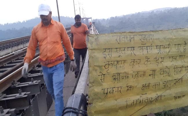 चंद्रपुरा-बोकारो स्टील रेलवे लाइन का पुल क्षतिग्रस्त, ट्रेन का परिचालन बंद