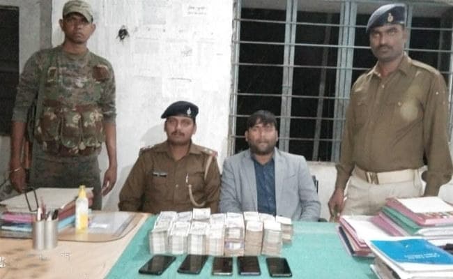 छतरपुर : 12 लाख 85 हजार रुपये के साथ पांच गिरफ्तार, बताया कंपनी का पैसा