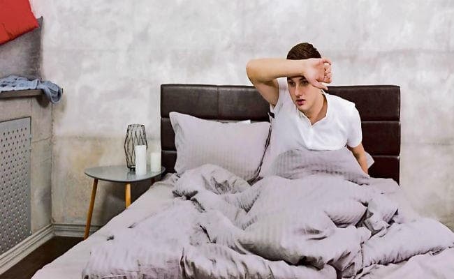 क्यों आता है रात में सोते वक्त पसीना, जानें...