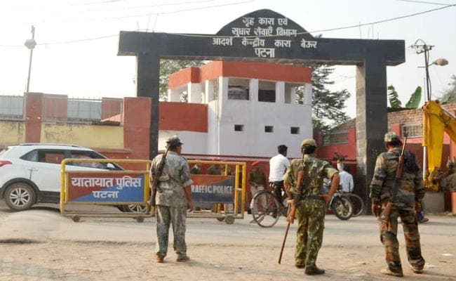बिहार-झारखंड के हार्डकोर नक्सली अजय कानू के समर्थन में बेउर जेल में भूख हड़ताल पर बैठे तीन सौ बंदी