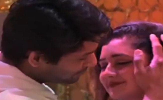 Bigg Boss 13: सिद्धार्थ शुक्ला-रश्मि देसाई का पूल रोमांस, Video Viral