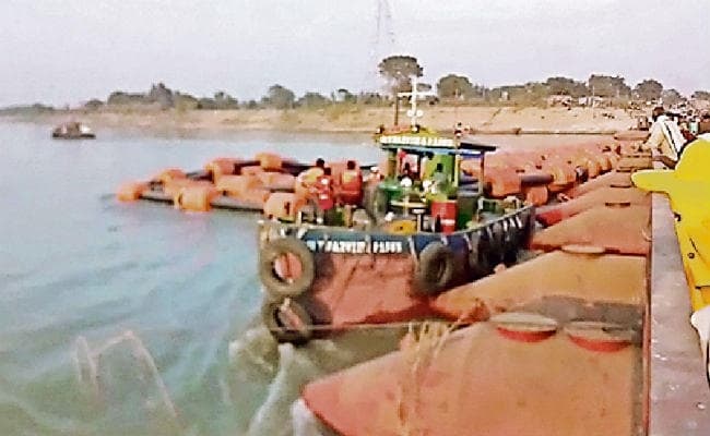 पटना से राघोपुर दियारे को जोड़ने वाला पीपा पुल टूटा