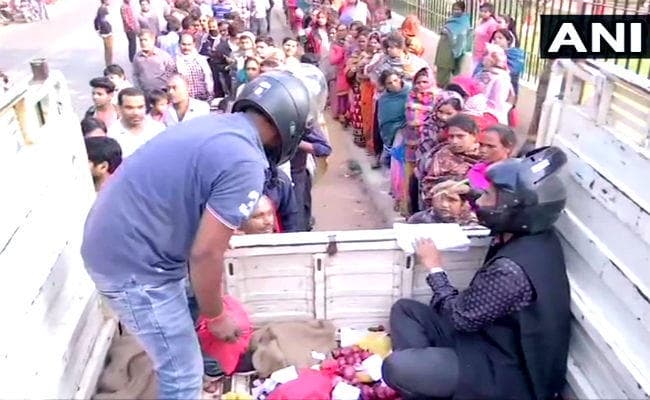 हेलमेट पहन कर प्याज बेच रहे हैं बिस्कोमान के अधिकारी, …जानें क्या है मामला?