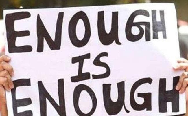 #HangRapists : गुस्से में हैं महिलाएं, बलात्कारियों को मुंहतोड़ जवाब देने को तैयार, चाकू-कैंची से हो रहीं लैस