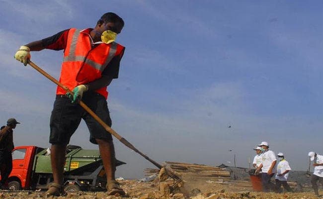 बेरोजगारी की मार? सफाईकर्मी के 549 पदों के लिए 7000 इंजीनियर और ग्रैजुएट्स ने किया आवेदन