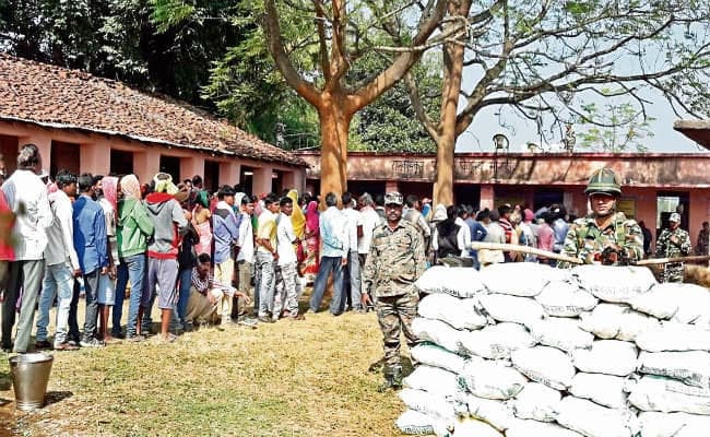 झारखंड विस चुनाव पहला चरण : 13 सीट पर 64.44% वोट, जनता का फैसला इवीएम में दर्ज, 2014 चुनाव की तुलना में 1.15% बढ़ा वोट