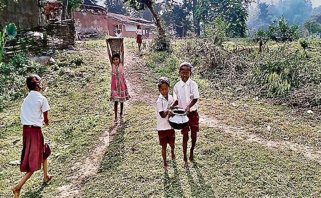 सिल्ली : पढ़ाई के समय छात्र ढो रहे थे पानी, आंगन लीप रही थीं छात्राएं