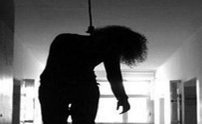 कॉलेज हॉस्टल में फंदे से लटका मिला दुष्कर्म पीड़िता का शव