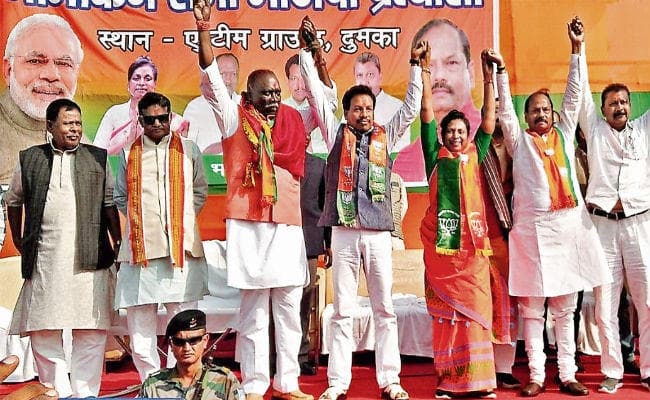 बाप-बेटे ने आदिवासियों को भ्रमित कर लूटा : रघुवर दास