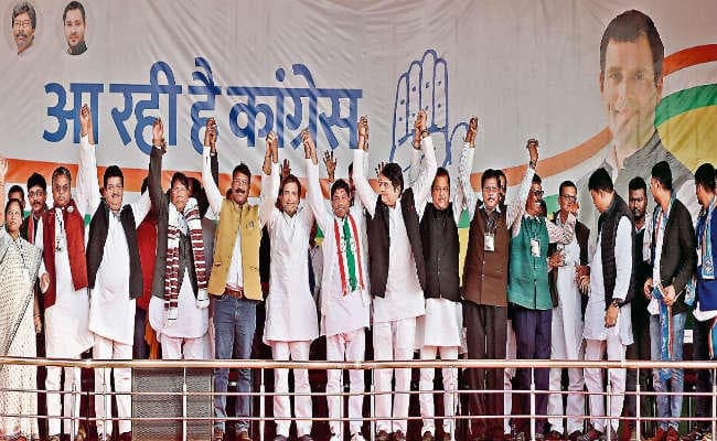 सिमडेगा में कांग्रेस पार्टी की चुनावी सभा, मोदी ने गरीबों का पैसा उद्योगपतियों को दिया - राहुल