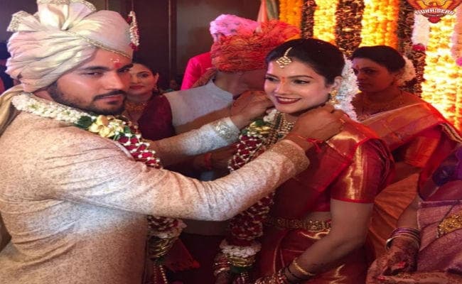अभिनेत्री अश्रिता के साथ बल्लेबाज मनीष पांडेय ने रचाई शादी, साथी खिलाड़ियों ने इस अंदाज में दी बधाई