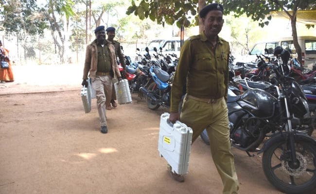 झारखंड चुनाव 2019 : बूथ की ओर रवाना हुए मतदानकर्मी, 7 दिसंबर को रघुवर समेत 260 उम्मीदवारों की किस्मत होगी लॉक