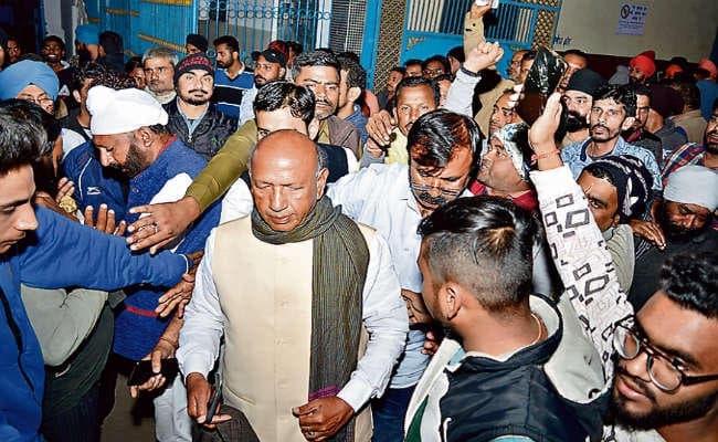 जमशेदपुर पूर्वी: सरयू व डॉ वल्लभ ने इवीएम बदलने का लगाया आरोप, घंटों हुआ हो-हंगामा