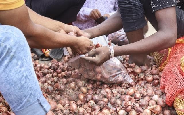 90 रुपये किलो प्याज बेच रहा जिला प्रशासन
