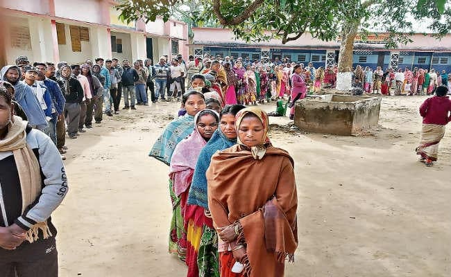 मनोहरपुर : नक्सली फरमान के बाद भी बूूथों पर सुबह से रही कतार