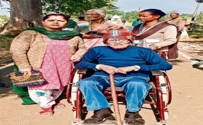 चक्रधरपुर : महिला बूथों पर वोटरों को दिये गये गुलाब