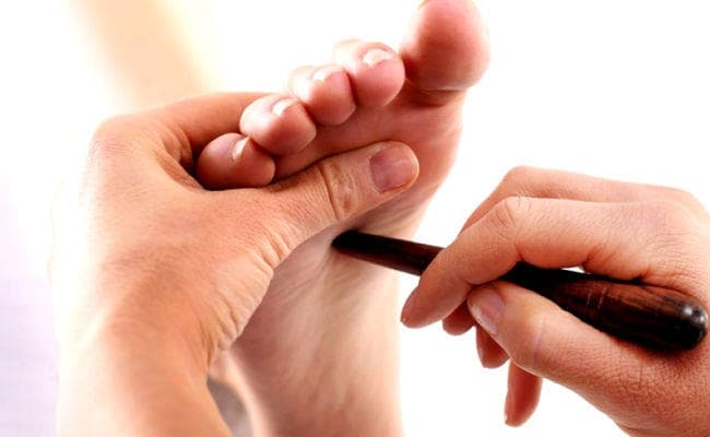 इलाज की नई पद्दति एक्यूप्रेशर थेरेपी में बनाएं अपना करियर, इन संस्थानों में लें दाखिला