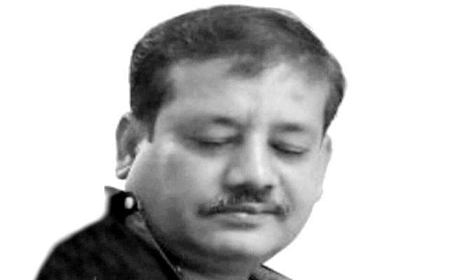 कुख्यात विकास ने मुर्गा और शराब की पार्टी देकर पुलिस कर्मियों को टल्ली किया, प्रेमिका से मिलने के बहाने हुआ फरार