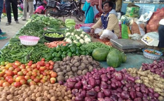 गुमला में मुर्गा व प्याज की कीमत हुई बराबर, सब्जियां खरीदने में लोगों की जेब हो रही ढीली