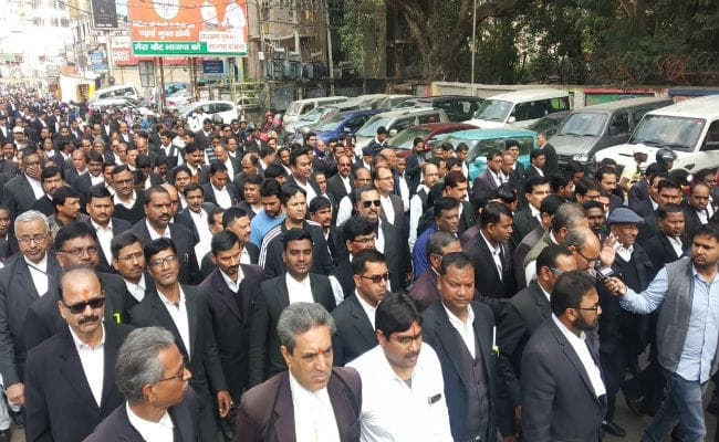 वकील रामप्रवेश सिंह की हत्या के विरोध में बार एसोसिएशन ने किया प्रदर्शन, कामकाज ठप