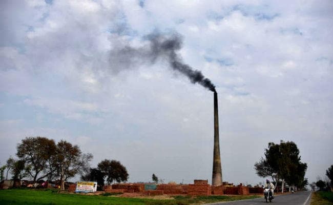 ग्रीन ट्रिब्यूनल के निर्देश पर पांच अवैध ईंटभट्ठा की चिमनी तोड़ी गयी