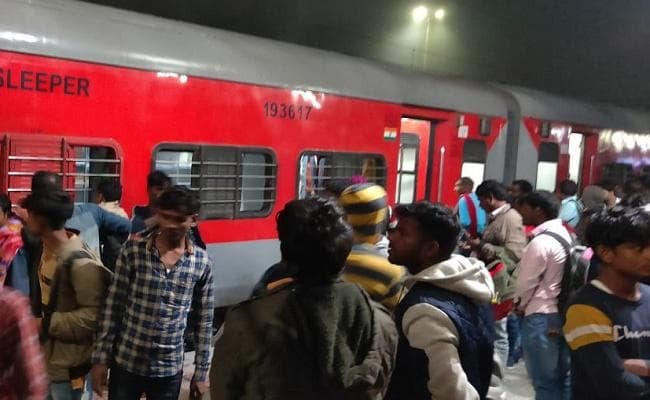 बागमती एक्सप्रेस के पहियों में लगी आग, रेल कर्मियों की सूझबूझ से टला बड़ा हादसा