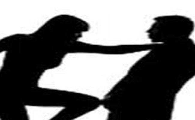 बेटी को तंग कर रहा था मनचला बीच सड़क पर मां ने की धुनाई