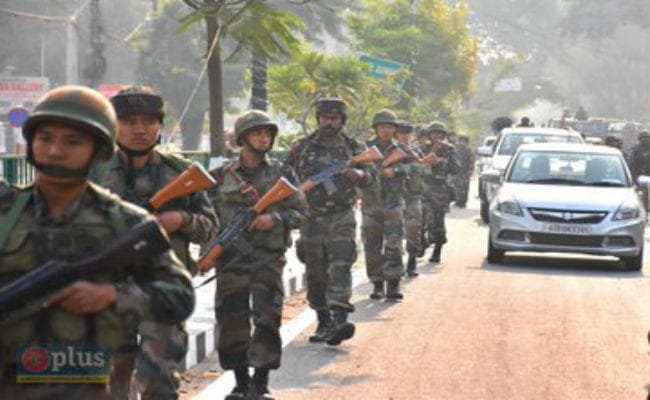 गुवाहाटी: कर्फ्यू में ढील, दुकानों के बाहर लंबी कतारें, पेट्रोल पंप पर टूट पड़े लोग