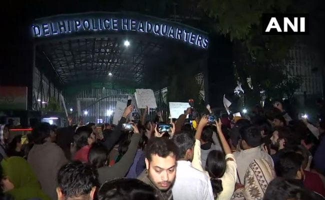 दिल्ली पुलिस मुख्यालय पर छात्रों का प्रदर्शन, 35 छात्र घायल; 11 अस्पताल में भर्ती