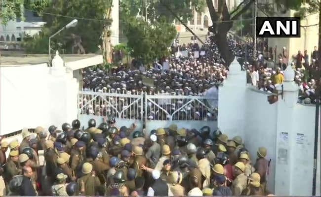 जामिया में पुलिस कार्रवाई के खिलाफ लखनऊ से लेकर हैदराबाद विश्वविद्यालय तक छात्रों ने जताया विरोध