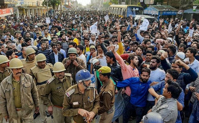 लखनऊ और मऊ तक पहुंची हिंसा की आंच, प्रदर्शनकारियों ने पुलिस वाहन फूंके