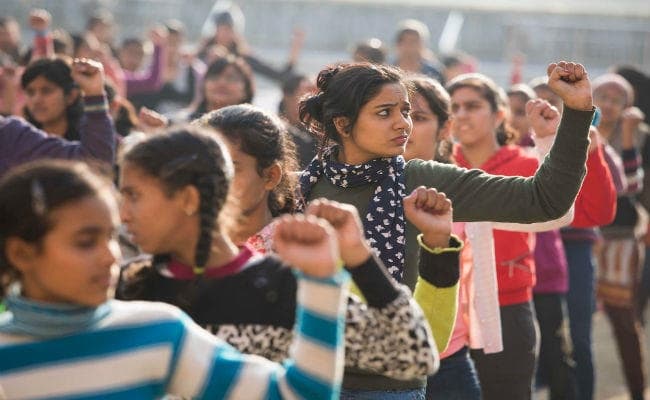 WEF Report : भारत में स्वास्थ्य और आर्थिक क्षेत्र में महिलाओं की स्थिति ज्यादा खराब