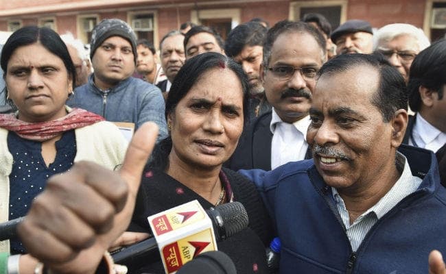 निर्भया की मां ने फैसले का किया स्वागत, कहा- डेथ वारंट जारी होने तक संतुष्ट नहीं