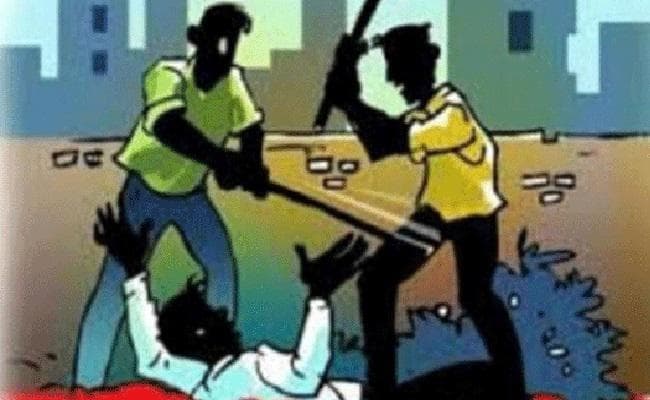 महिला के साथ छेड़खानी का विरोध किया तो लाठी से मारकर किया घायल