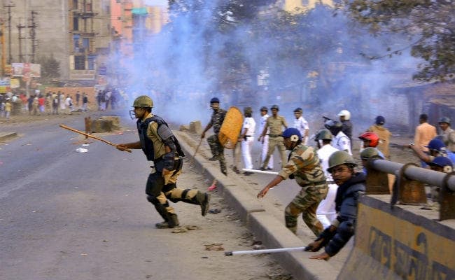 बंगाल के उत्तरी दिनाजपुर में विरोध मार्च में बम फेंके गए, पांच घायल