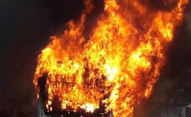 यूपी में नये नागरिकता कानून का विरोध, दो सरकारी बसों में लगायी आग, इंटरनेट सेवा ठप