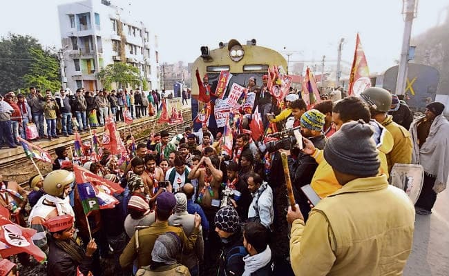 वाम दलों के बिहार बंद का रहा मिला-जुला असर, रेल-सड़क जाम